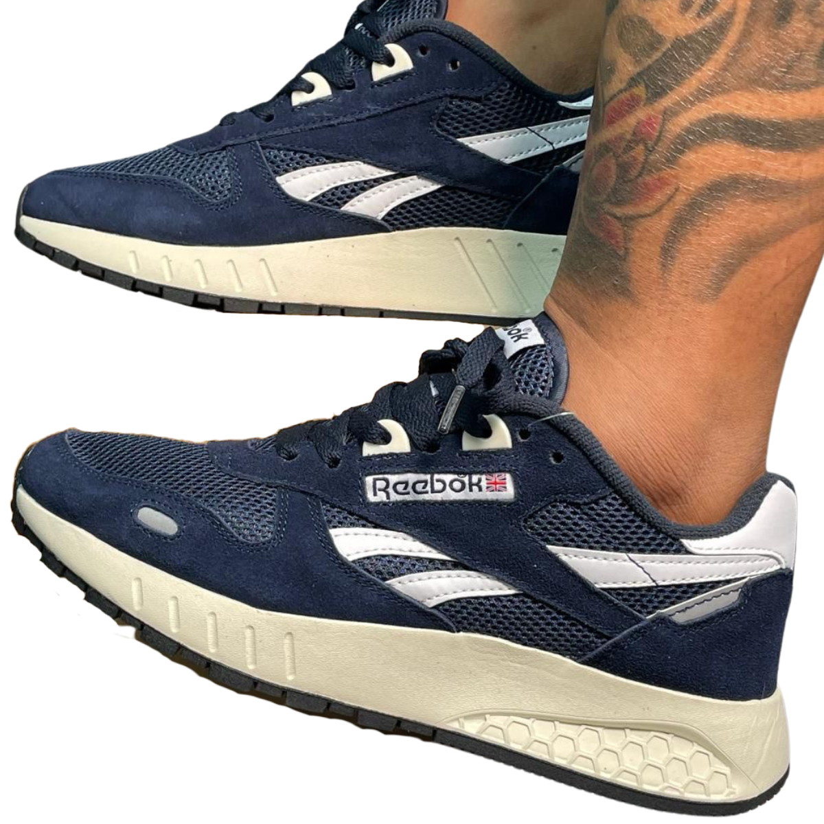 REEBOK ZAPATILLAS HOMBRE: Comodidad, Estilo y Rendimiento en un Solo Calzado Si estás buscando REEBOK ZAPATILLAS HOMBRE que combinen estilo, comodidad y rendimiento, has llegado al lugar indicado. En Onlineshoppingcenterg, ofrecemos una amplia gama de zapatillas Reebok para hombre que satisfacen todas tus necesidades, desde modelos clásicos hasta los más recientes lanzamientos.  ¿Por Qué Comprar REEBOK ZAPATILLAS HOMBRE? Las REEBOK ZAPATILLAS HOMBRE se han destacado durante décadas por su calidad, durabilidad y diseño innovador. No importa si eres un amante de los deportes, un aficionado del running o simplemente alguien que valora la comodidad en su calzado diario, Reebok tiene el par perfecto para ti. A continuación, te contamos por qué deberías considerar adquirir un par de zapatillas Reebok:  1. Calidad Garantizada Las zapatillas Reebok están diseñadas para ofrecerte la mejor calidad. Fabricadas con materiales resistentes y tecnología avanzada, estas zapatillas están hechas para durar, brindándote el soporte que necesitas en cada paso.  2. Estilo para Cada Ocasión Reebok ofrece una amplia variedad de estilos para que encuentres el par ideal. Desde los icónicos Tenis Reebok hombre clásicos hasta las modernas zapatillas Reebok para hombre, hay un modelo para cada preferencia. Además, en nuestra tienda encontrarás Reebok classic hombre, perfectos para quienes buscan un look retro con un toque moderno.